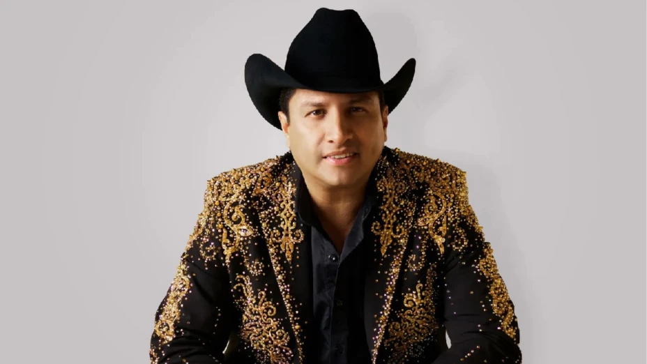 Julión Álvarez rompe teléfono en concierto.png