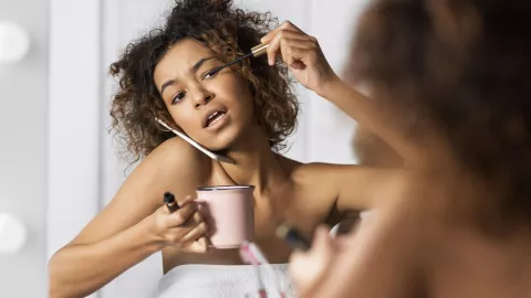 Quitar las manchas de maquillaje tiene solución, pero es mejor prevenir: existen algunas recomendaciones para evitar este problema.