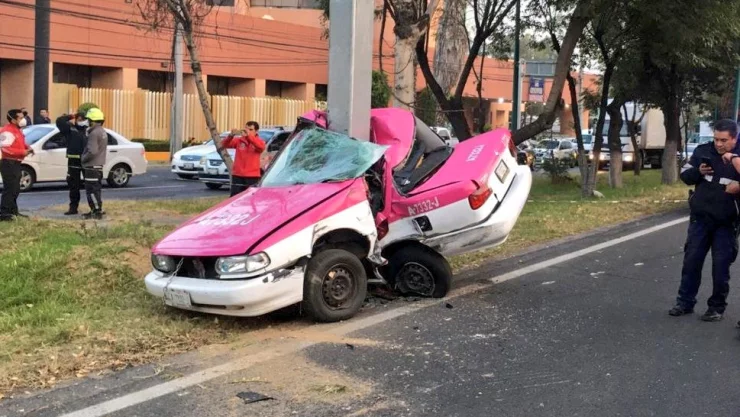 Taxi se incrusta contra poste en Periférico de la CDMX