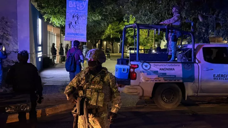 Dejan a un hombre asesinado a balazos frente al colegio Chapultepec en Culiácan..jpg