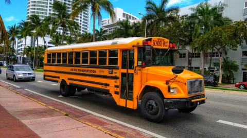 Autobús escolar recorre calles de Miami, Florida