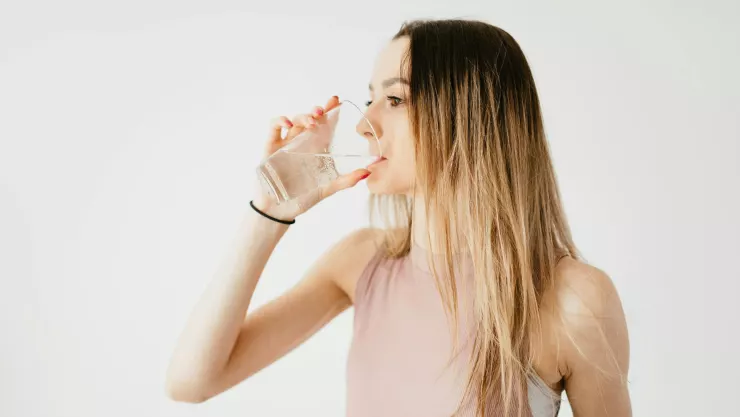 que-sucede-cuerpo-tomas-agua-ayunas.jpg