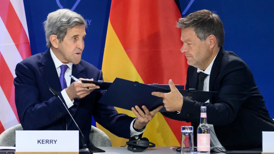 John Kerry y Robert Habeck.