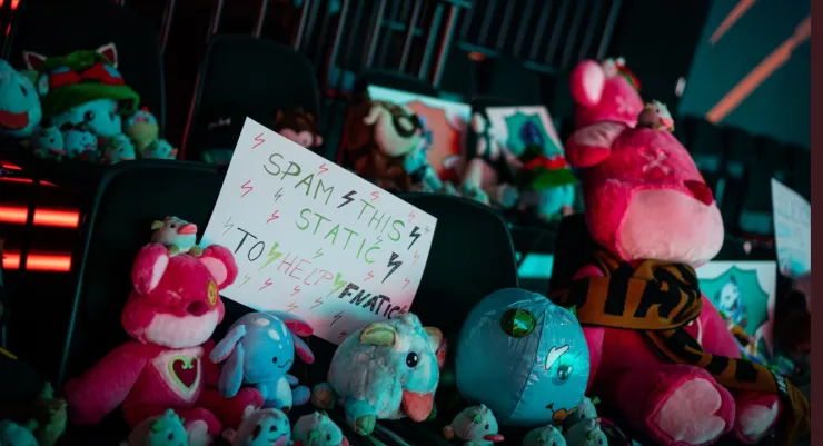 El estudio de la liga Europea LEC se mostró sin publico, pero llena de muñecos de peluche