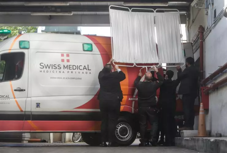 Diego Armando Maradona sale del hospital