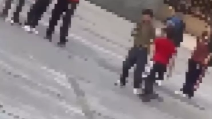 VIDEO Expulsan a alumno de secundaria, pero sigue yendo a la salida a golpear a sus excompañeros