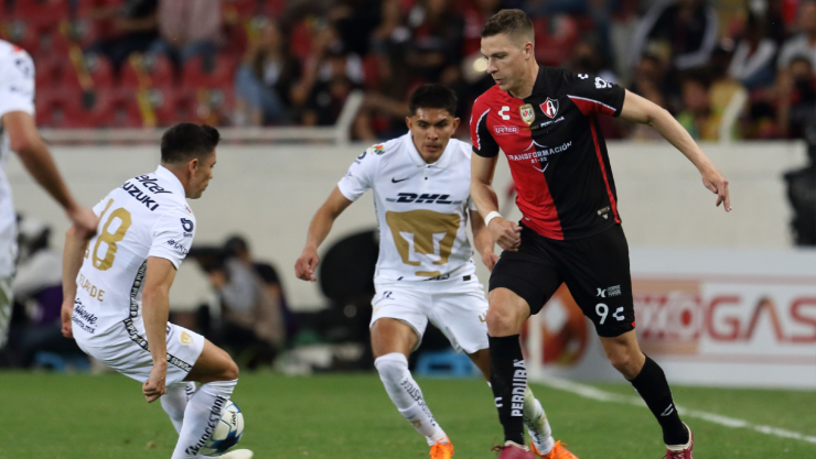 Julio Furch y Efra&iacute;n Velarde en un juego entre Atlas y Pumas