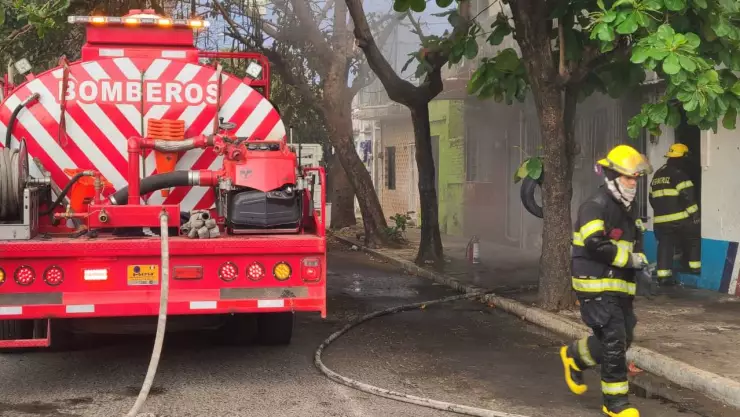 ¡Movilización! Incendio en negocio de lubricantes en Veracruz; así se originó