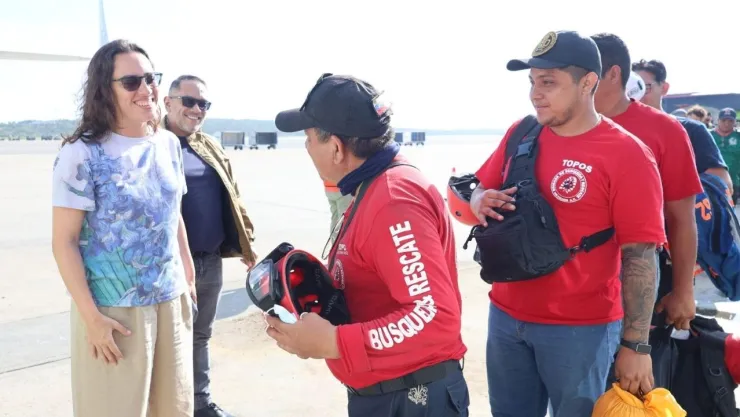 Condecoran a rescatistas mexicanos en Venezuela