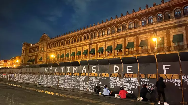 Feministas intervienen el “muro de paz” en Palacio Nacional