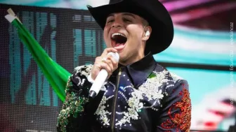 Eduin Caz cantando.jpg