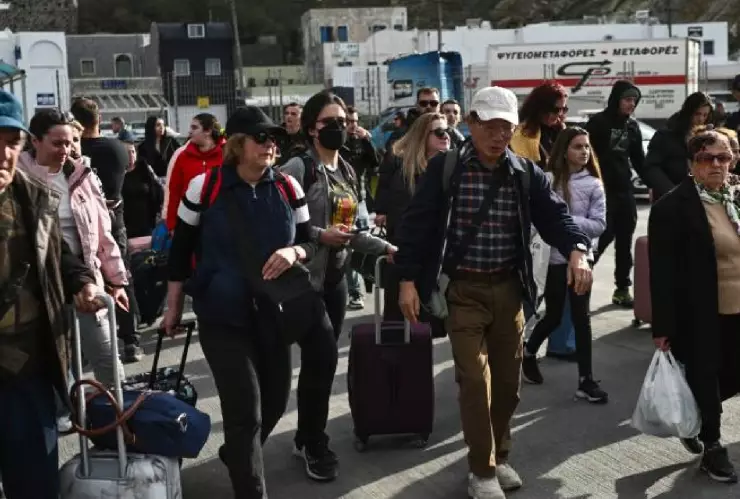 ¡Fuga en Grecia! Terremotos en la isla de Santorini provoca evacuación de miles.jpg