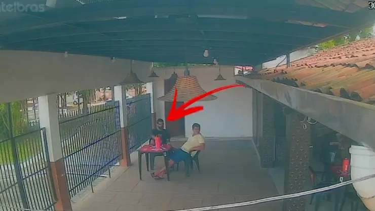 VIDEO | Un hombre es asesinado a sozɐlɐq dentro de un bar; un sujeto llegó por la espalda y le disparó
