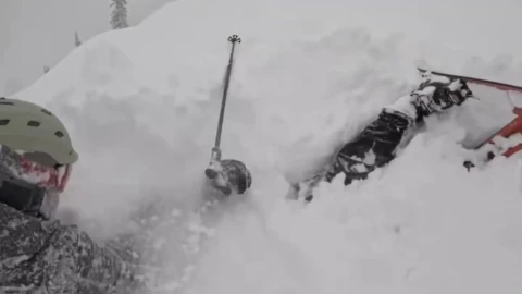 Un par de esquiadores sacan de la nieve a un hombre sepultado en una pista de resort en California