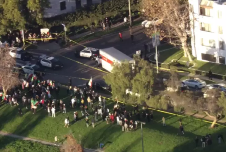 Multitud alrededor de camioneta