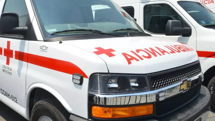 Abuelito sufre golpe de calor dentro de una Plaza de Cancún; es atendido por la Cruz Roja