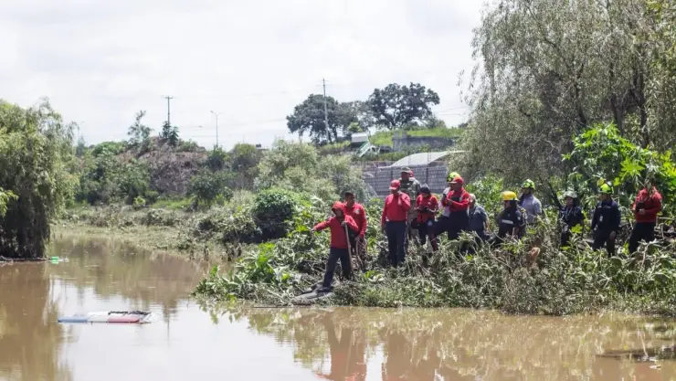 Policía desaparece tras ser arrastrado por desbordamiento del río Atoyac; esto se sabe