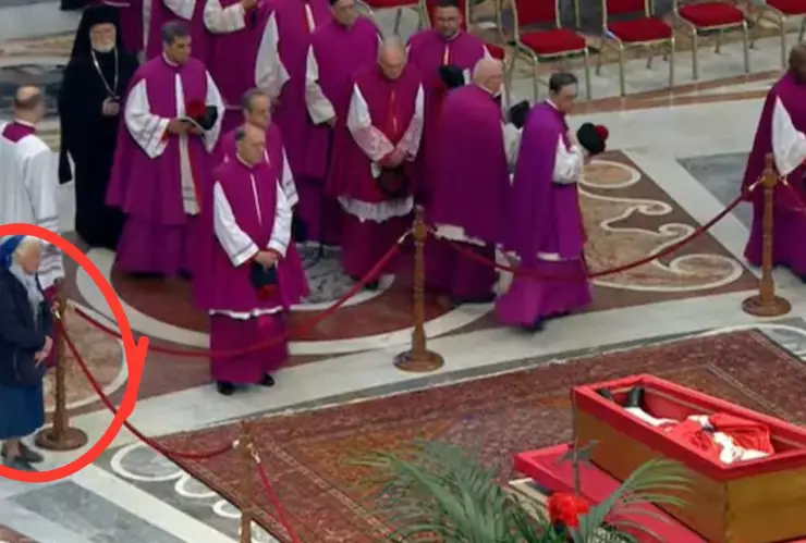 ¿Quién es la monja que rompió el protocolo ante el féretro del Papa Francisco el 23 de abril 2025.png