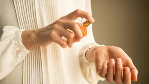 Descubre cuál es el mejor perfume para usar después de cumplir 50 años