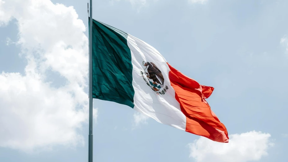 Bandera de México ondeando en un asta.jpg