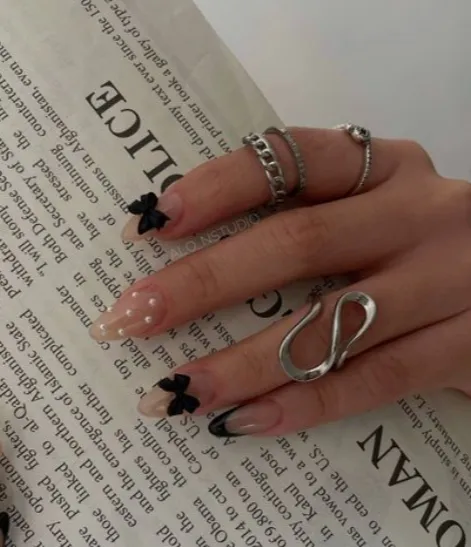 diseños de uñas con moños