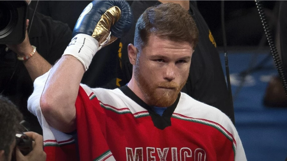 Canelo Álvarez también cambió de look con el tiempo.