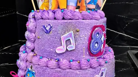Ideas de diseños de pasteles de las Guerreras K-Pop
