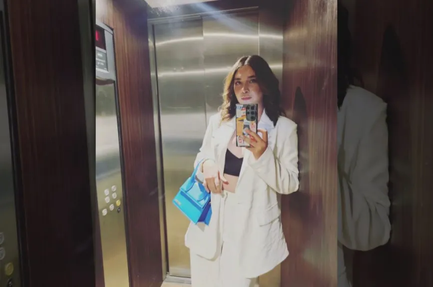 Daniela foto en el espejo.jpg