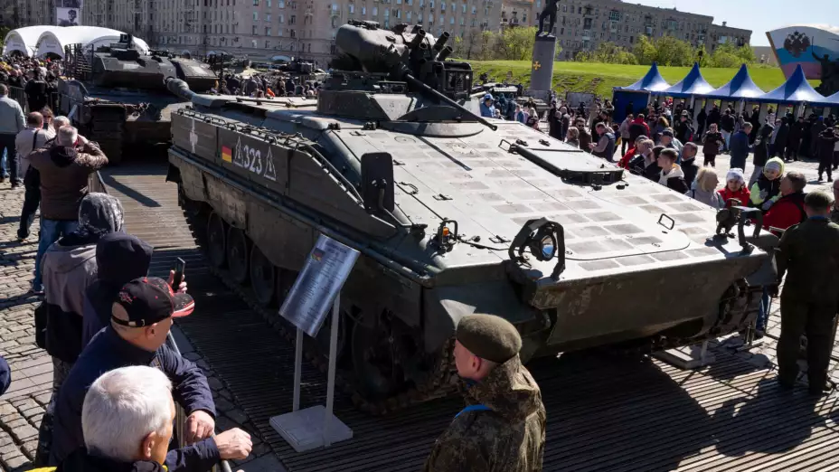 Vehículo blindado alemán capturado por Rusia en Ucrania en exhibición.