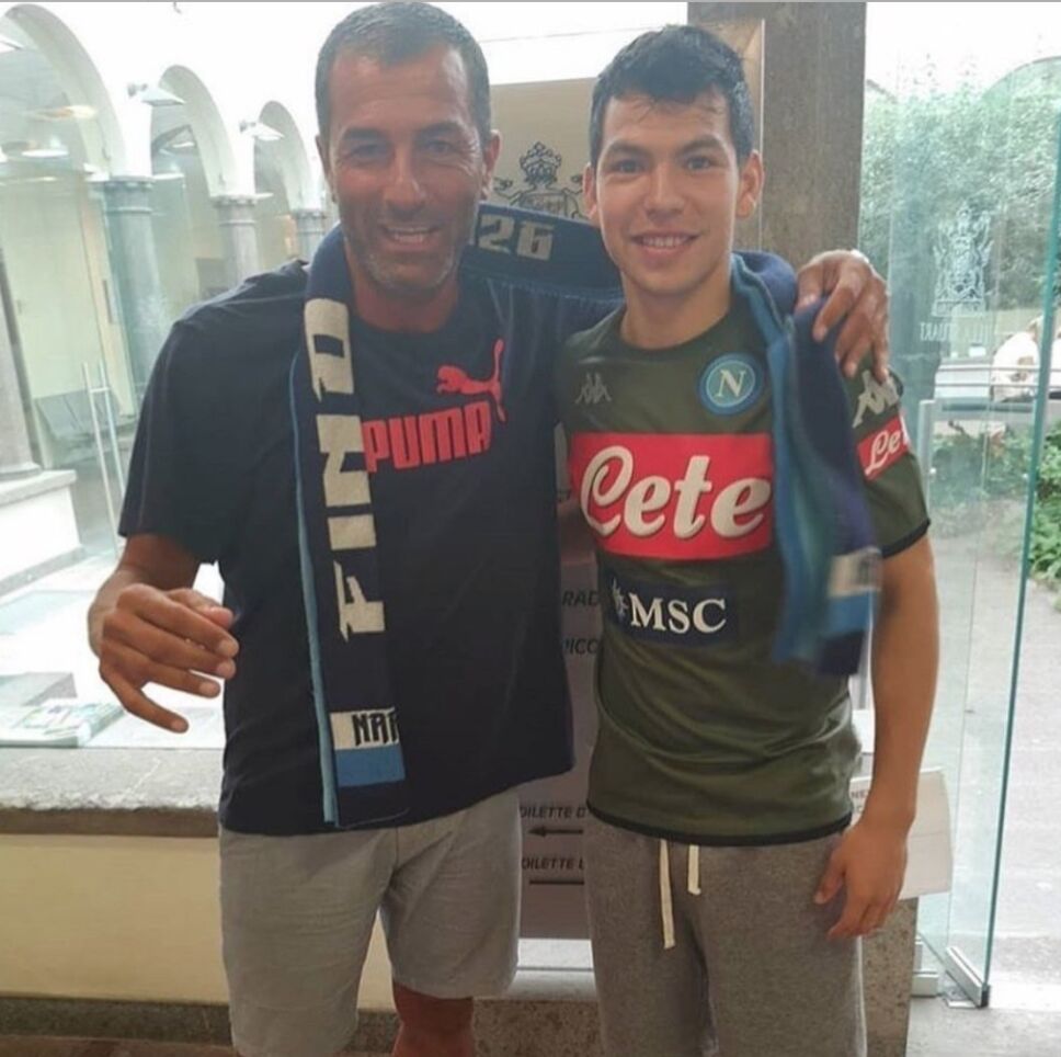 Hirving Lozano posa con su nueva playera