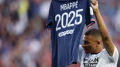 Mbappé levanta la camiseta del PSG con el número 2025