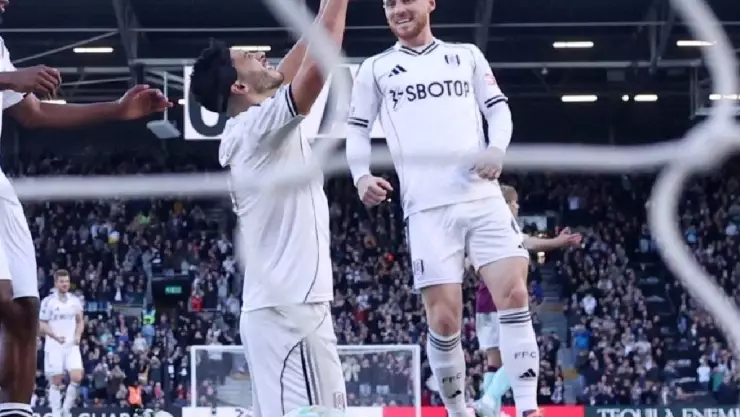 ¡Emotivo momento! Raúl Jiménez anota gol y rinde homenaje a su fallecido padre