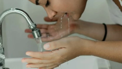 VIDEO - Influencer muere tras tomar agua de la llave