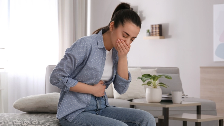 Una joven se encuentra con molestias estomacales.