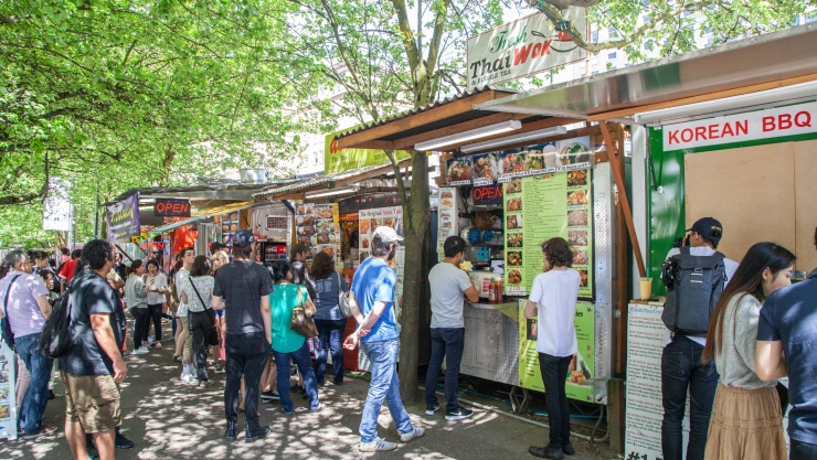 Grupo de personas haciendo fila para comprar comida