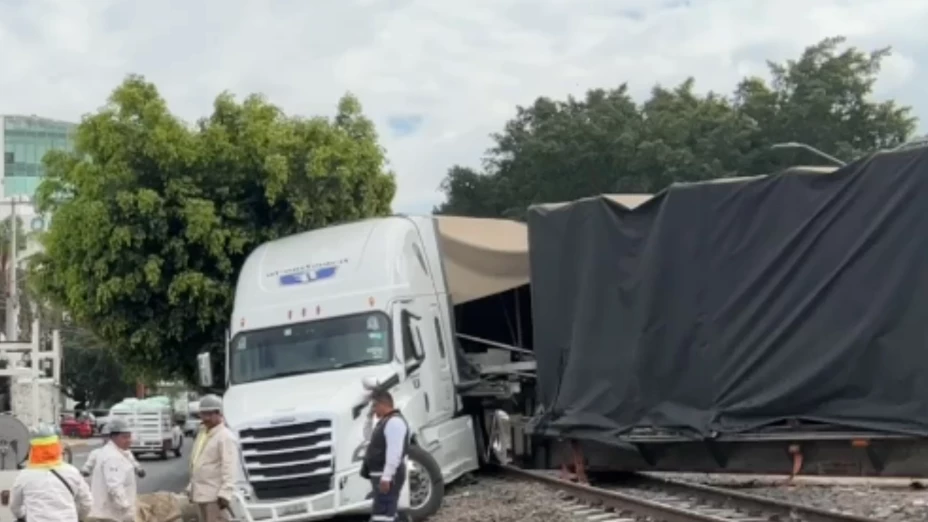 Accidente de tren y tráiler hoy en Celaya