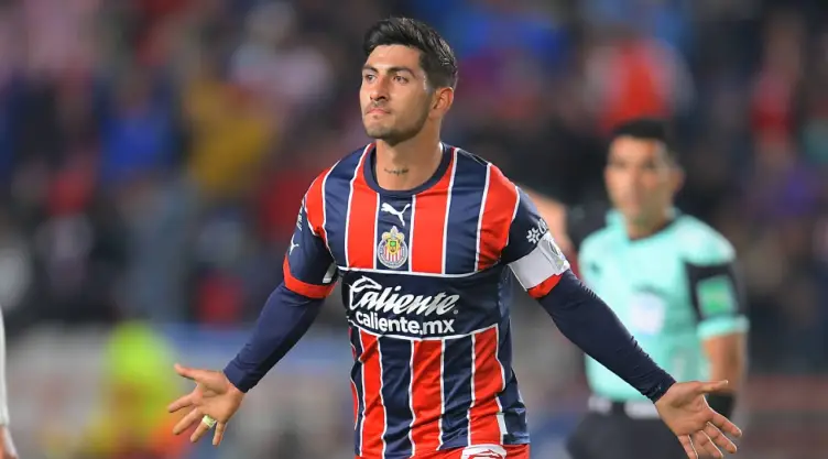 Victor Guzmán celebra su gol con Chivas en la fecha 6 ante Pachuca