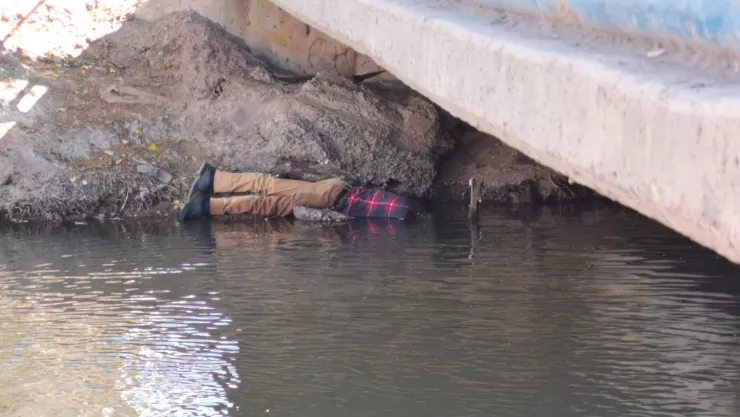 Encuentran hombre muerto en canal en Los Mochis