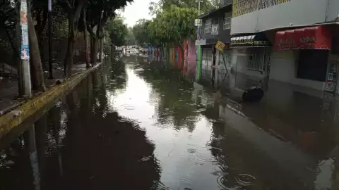 Lluvias matutinas dejan encharcamientos en Iztapalapa y Xochimilco