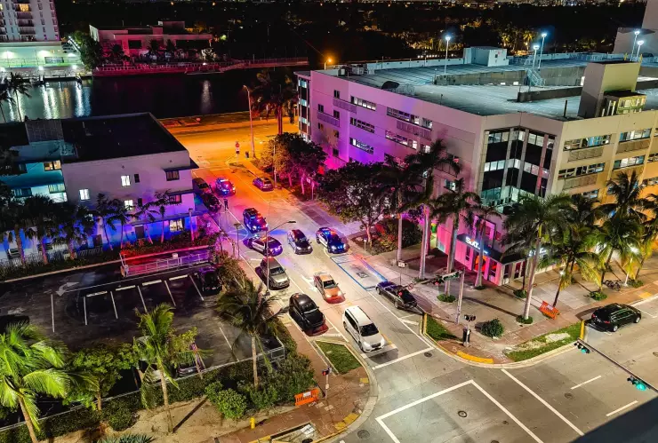 una calle de Miami Beach junto a automóviles que transitan