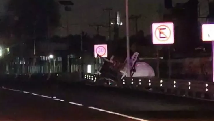 Pipa vuelca en la autopista México-Pachuca.