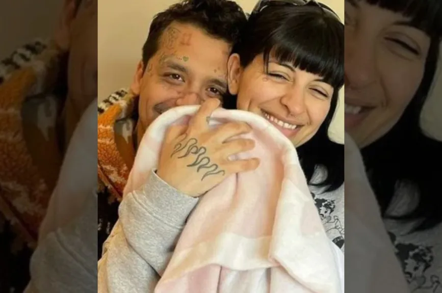 Cazzu y Nodal con su bebé.jpg
