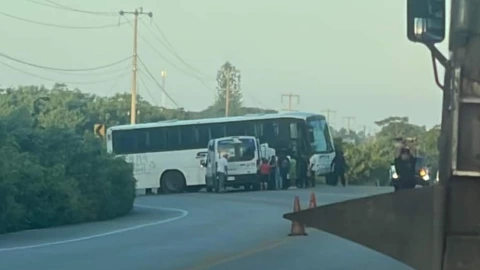 Último momento: Fuerte accidente involucra a ambulancia en la Mérida - Tizimín
