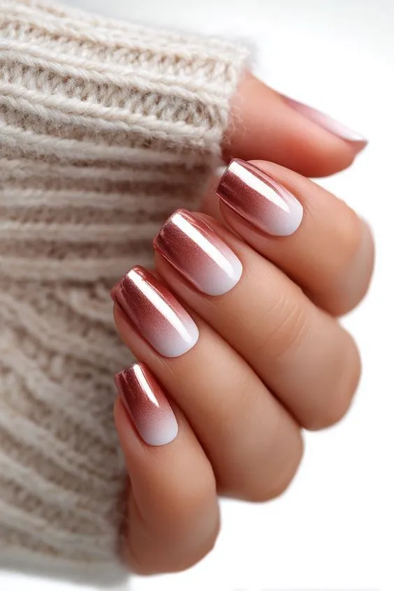 8 diseños de uñas efecto espejo para cualquier ocasión: fiesta, natación, pádel, gym