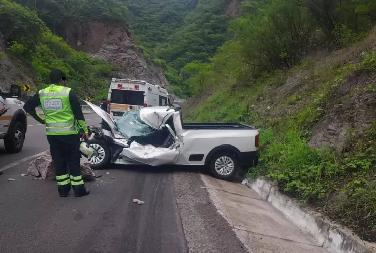 Cae roca sobre camioneta en deslave de la carretera Mazatlán Durango