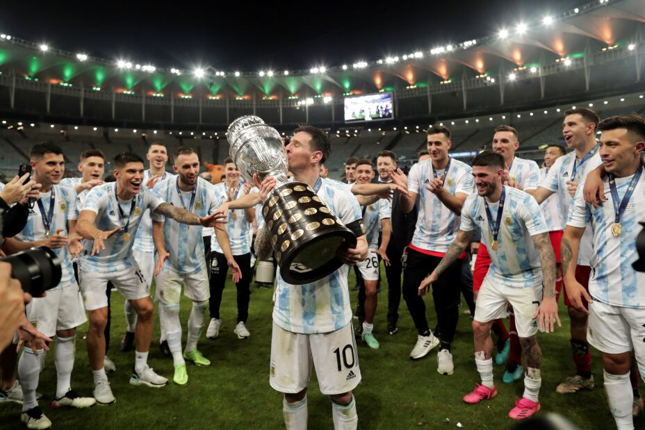 Messi besa el trofeo de la Copa América