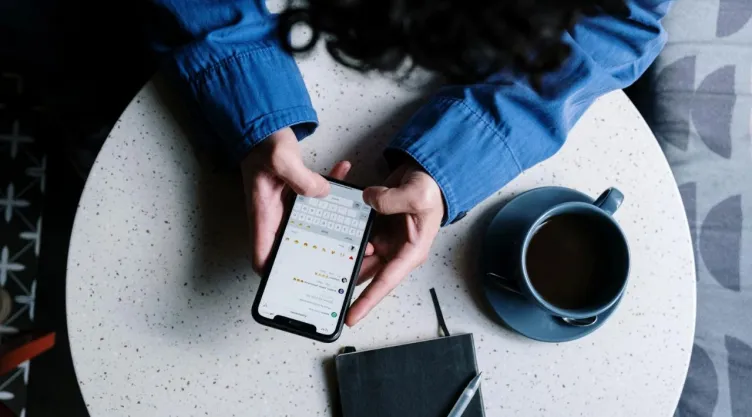 ¿Por qué los audios en WhatsApp ya no aparecen en azul y cómo saber si te escucharon?