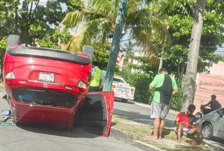 volcadura de auto avenida La Luna.jpg
