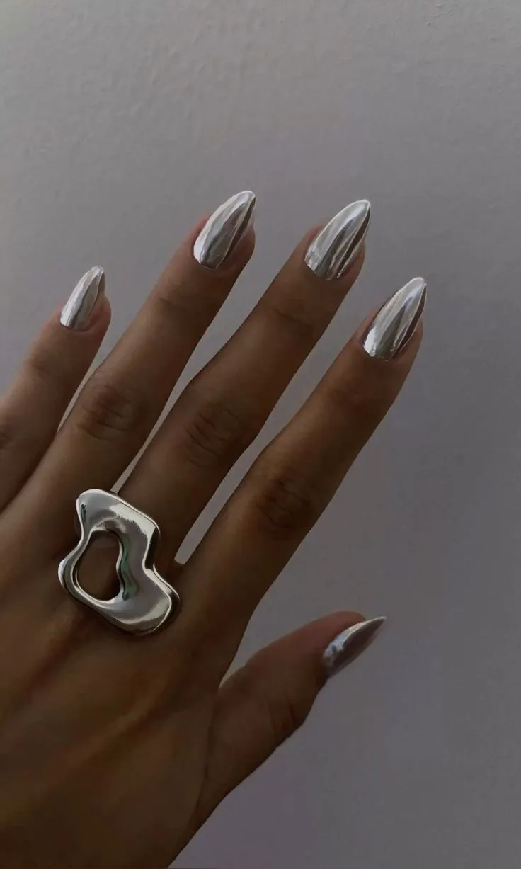 12 diseños de uñas plata que se ven elegantes en cualquier mujer: puedes usarlas para hacer deporte