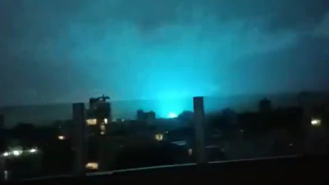 por qué cuando tiembla se ven luces en el cielo
